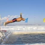 Китайски "моржове" посрещат Нова година във водата при минус 20