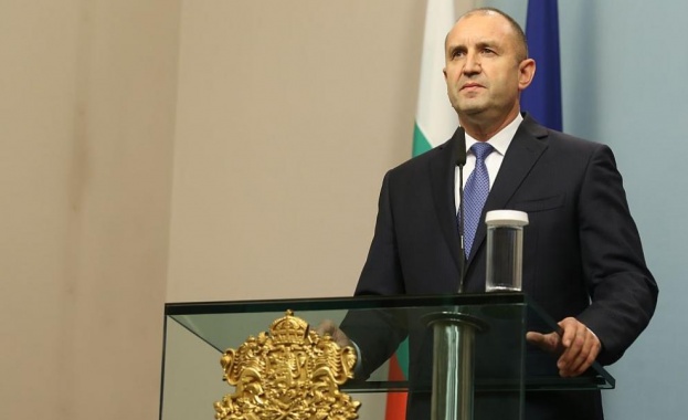 Президентът: Нека новата година донесе здраве и благоденствие във всеки български дом 