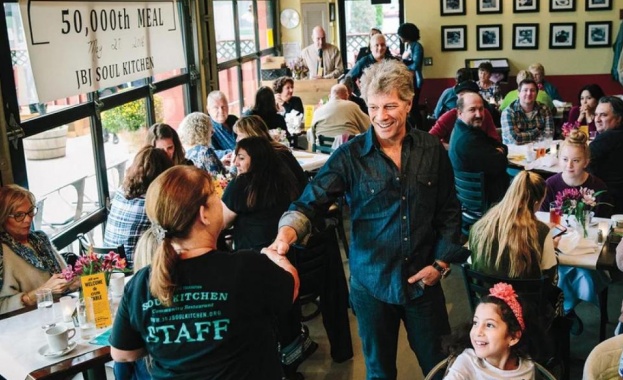 Бон Джоуви отваря трети ресторант за безплатна храна