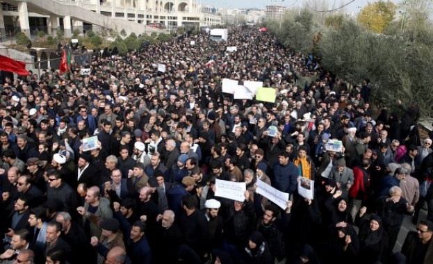 Хиляди иранци на протест след убийството на Сюлеймани