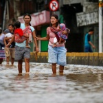 Жертвите на наводненията и свлачищата в Индонезия надхвърлиха хиляда души