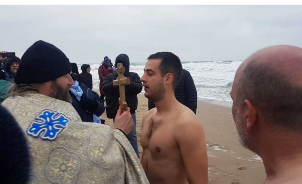 20-годишен студент извади кръста от бурното море край Шабла