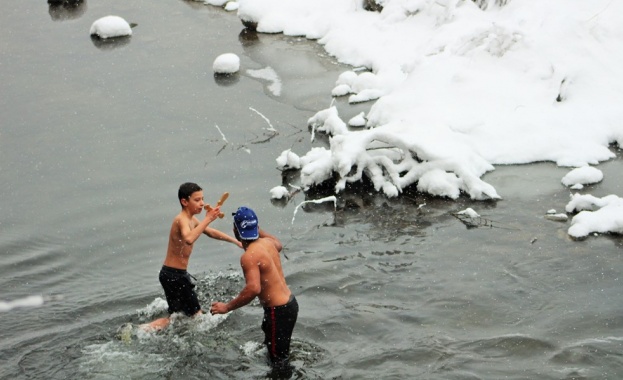 Тринадесетгодишният Йоан Николов извади кръста на Богоявление от водите на река Вит