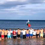 Българите в Чикаго скачаха за кръста и играха ледено хоро (Видео)