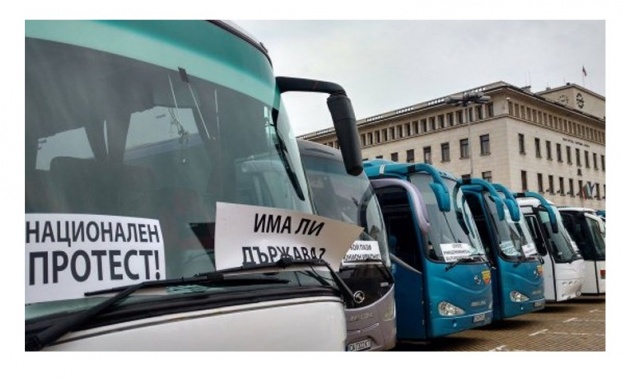 Междуградските автобуси спират протестно за два часа във вторник ще