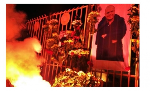 Трима обвинени за смъртта на български фен в Солун, стотици се включиха в бдение в памет на Тоско