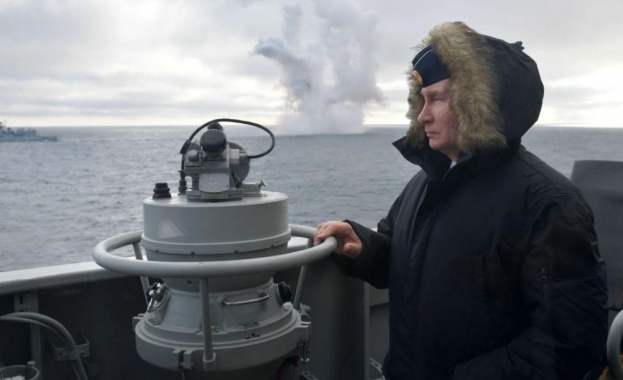 Путин наблюдава учения в Черно море