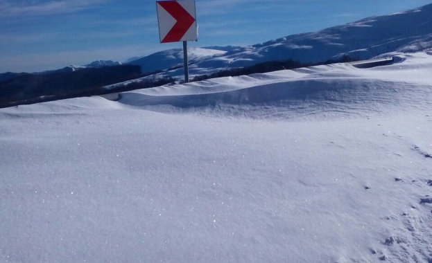 Снегът блокира около 10 души в местността Върховръх 