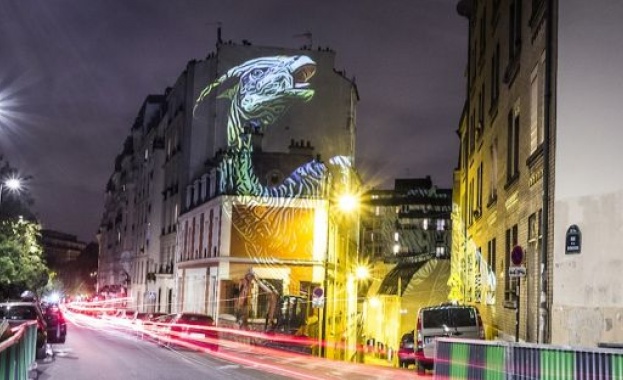 Огромни холограми на динозаври превръщат улиците на Париж в праисторическо сафари (Видео)