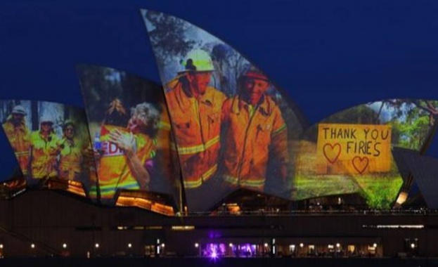 Осветиха операта в Сидни с ликовете на пожарникари (Видео)