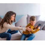 Забраната за телефони при децата е нож с две остриета