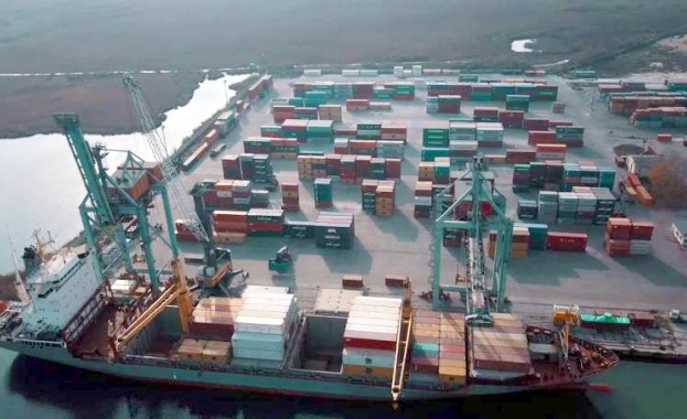  Проверяват контейнери със съмнителни отпадъци от Италия на пристанище "Варна-Запад" 