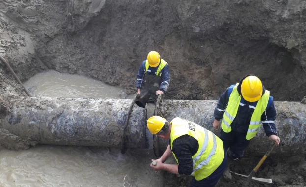 Авария на голям водопровод близо до Централна гара в София