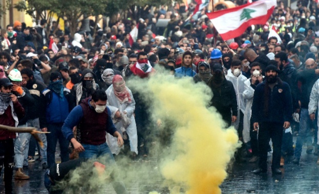 Близо 400 ранени по време на протестите в Ливан 