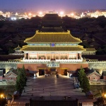 Богаташка разгневи Китай, карайки мерцедеса си в Забранения град