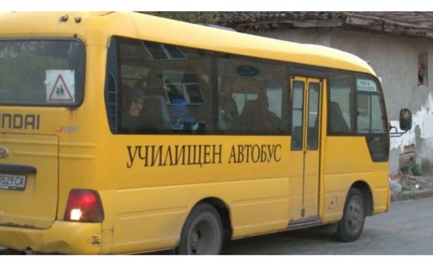 Директори на училища искат специалните автобуси с които децата пътуват