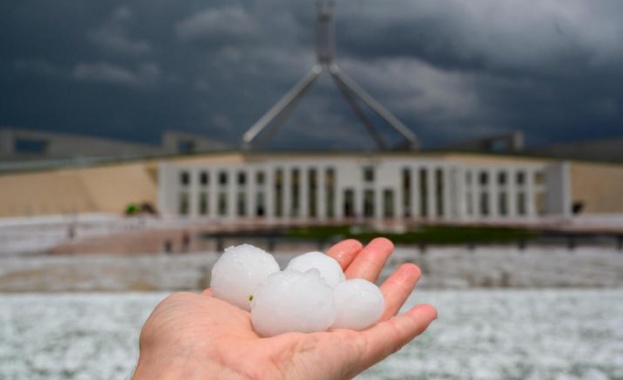  Австралия беше застигната от прашна буря, градушки и порои