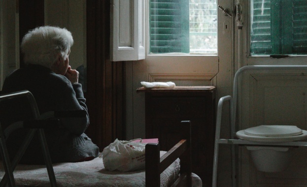 Все повече възрастни хора са изоставяни от семействата си в
