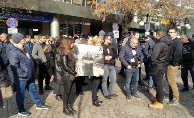 Справедливост за смъртта на Тоско Бозаджийски поискаха протестиращи пред гръцкото посолство