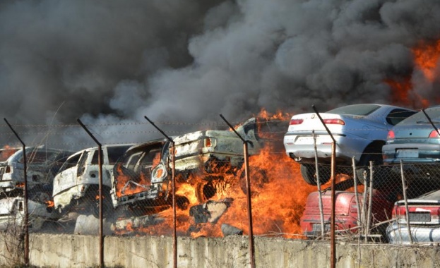 Два автомобила и тежкотоварен камион са запалени в Сандански тази
