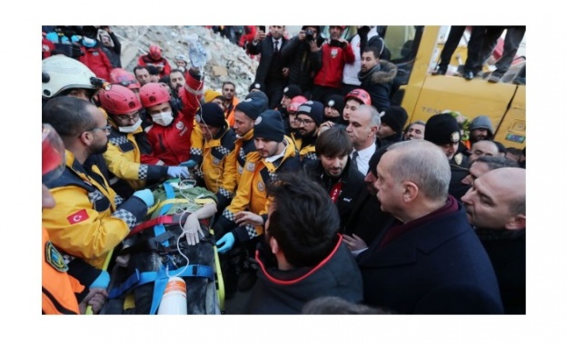 45 души са извадени живи изпод развалините след труса в Турция (Обновена)