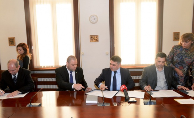 Министър Кирилов подписа споразумение с 3 синдиката към ведомството