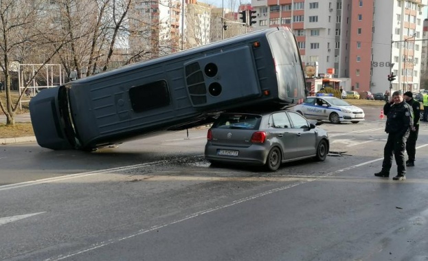 Микробус се преобърна и премаза кола в София