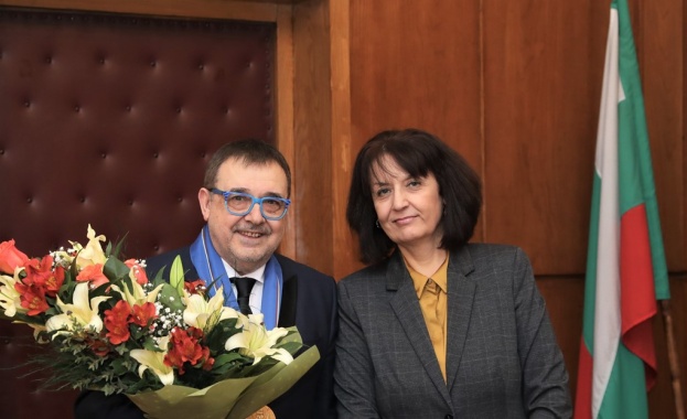 Проф. Любомир Стойков получи почетния знак „Св.Климент Охридски“ със синя лента 