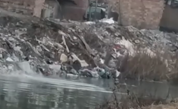 Жители на Ямбол изхвърлят чували с боклуци във водите на Тунджа 