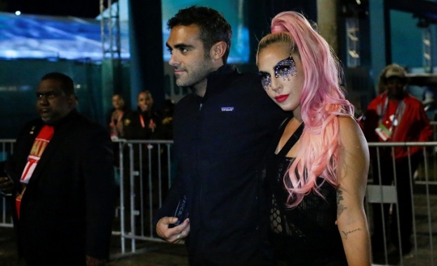 Лейди Гага под ръка с новата си любов: Кой точно е той?