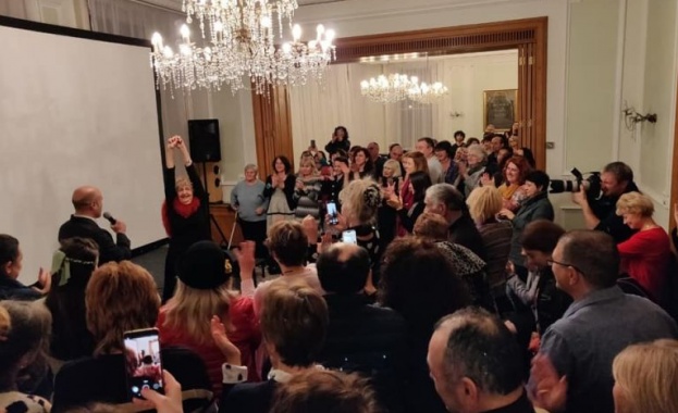 300 българи аплодираха Татяна Лолова в Лондон