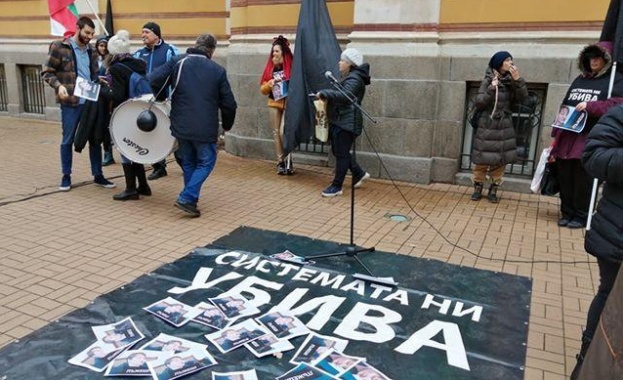 Майките от "Системата ни убива" протестират пред социалното министерство