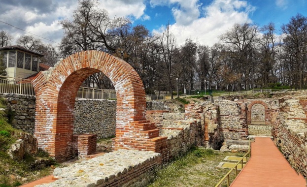 Трябва да се осигури свързаност на туристите от местата за