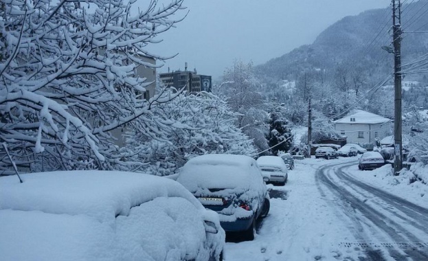 АПИ: Времето се влошава, пътувайте само с подготвен за зимата автомобил 