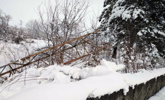 Мокрият сняг  счупи над 30 стълба на ЧЕЗ Разпределение 
