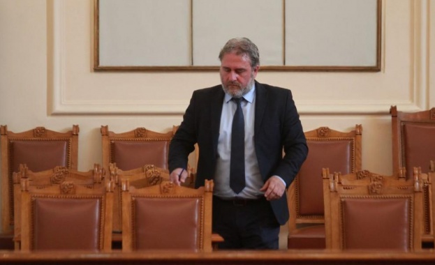 Министърът на културата Боил Банов е бил глобен за тютюнопушене
