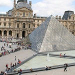 Наводнение в Лувъра е повредило стотици ценни книги и трудове