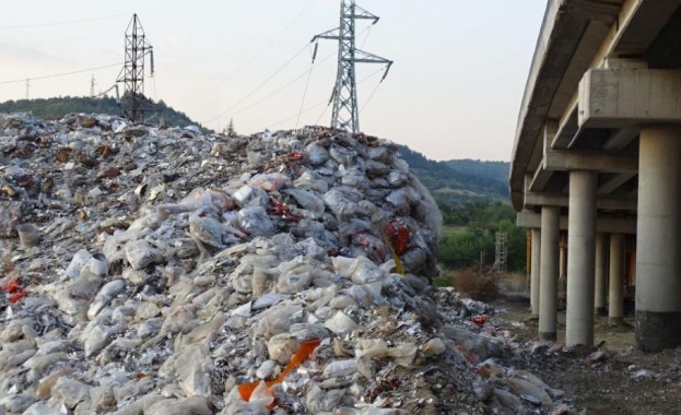 Собственикът на депото за отпадъци край Дупница се предаде в полицията 