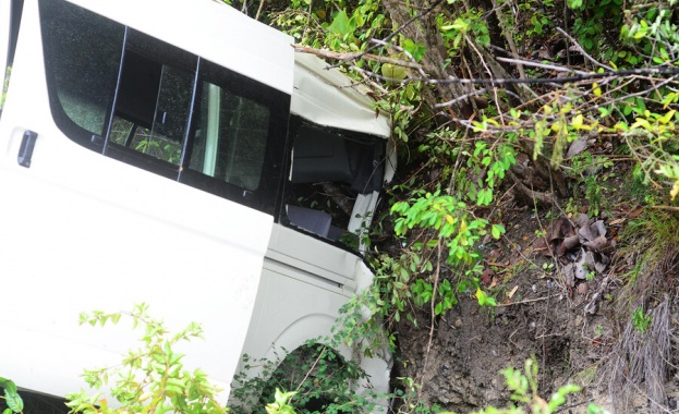Най малко 19 души загинаха и 12 бяха ранени когато автобус
