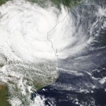 Четирима души са загинали, след като циклонът „Гаранс“ връхлетя френския остров Реюнион