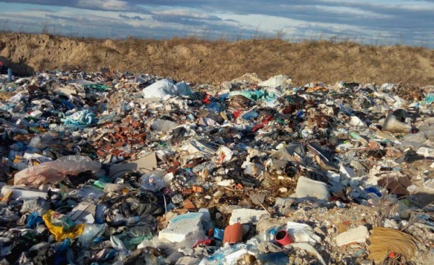 Планини от изхвърлен боклук в софийския квартал „Филиповци“. Сигналът е