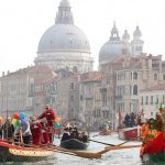 Група туристи се обрънаха с гондола във Венеция за да си направят селфи