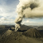 Туристи си изпържиха наденички в лавата на руски вулкан (видео)