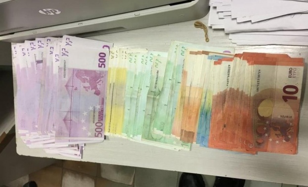 Иззеха недекларирана валута за над 400 000 лв. в чанта на пътничка в Малко Търново 