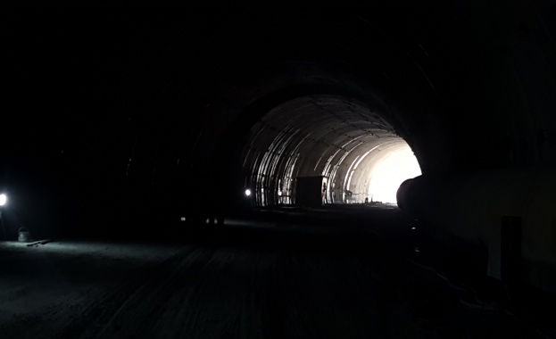Голяма част от осветлението на тунел Железница на пътя Благоевград