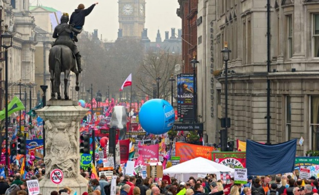 Климатични активисти „подгряха“ Лондонската седмица на модата