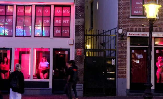 Нови правила за посещения в квартала на Червените фенери в Амстердам