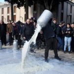 Производителите на мляко отчаяно искат да спечелят Америка
