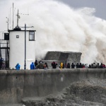 Човек загина, а стотици хиляди са без ток, след като бурята Ейми връхлетя Обединеното кралство и Ирландия