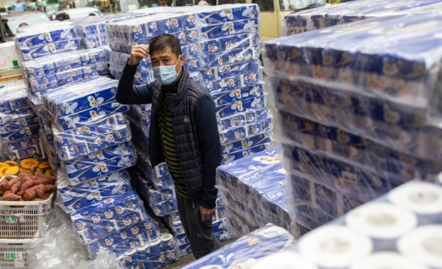 Издирват въоръжена банда, откраднала тоалетна хартия в Хонконг